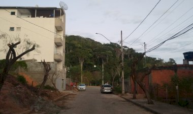 PMV faz poda desastrosa em rua do bairro Inácio Martins