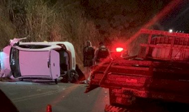 Carro tomba após colisão com caminhão estacionado em Viçosa