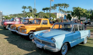 Exposição de carros antigos abre a programação da Semana do Fazendeiro