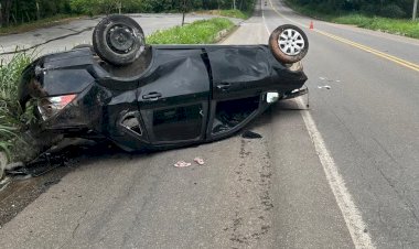 Crianças são arremessadas de veículo em acidente em Muriaé