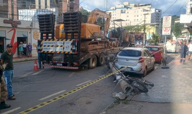 Carreta derruba poste no centro de Viçosa