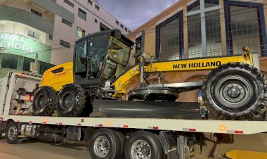 Ervália adquire nova motoniveladora para ampliar serviços de patrolamento