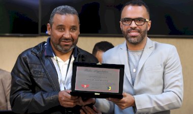 Câmara homenageia primeiro aluno com deficiência visual formado em pedagogia pela UFV