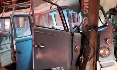 Kombi colide com poste e motorista fica preso nas ferragens em Viçosa