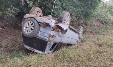 Motorista perde controle em curva e capota carro no Fundão, em Viçosa