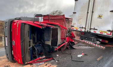 Caminhão tomba e colide com outro veículo em serra de São Geraldo