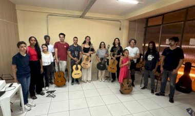 Estudantes do CEA celebram Dia do Violão