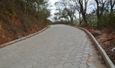 Viçosa inaugura calçamento da estrada de Sapé