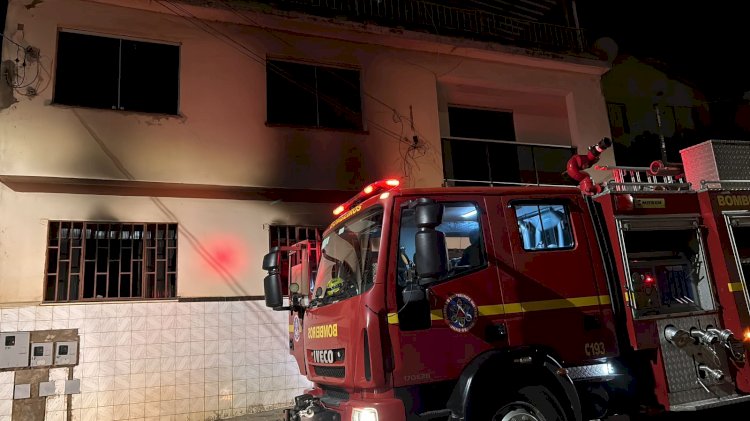 Bombeiros controlam incêndio em residência no bairro de Fátima