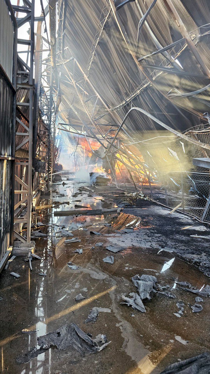 Incêndio de grandes proporções atinge fábrica de móveis em Ubá