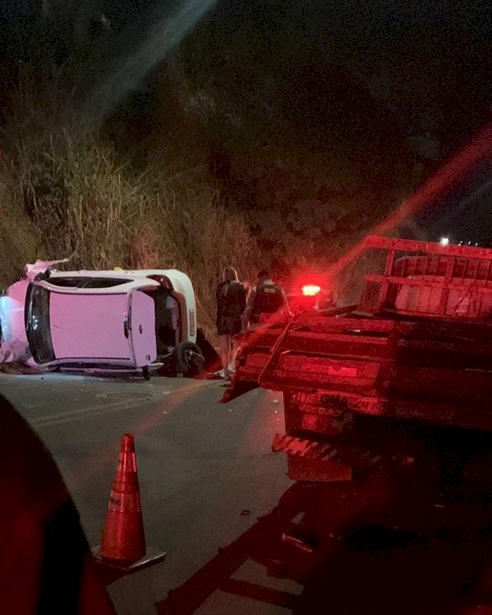 Carro tomba após colisão com caminhão estacionado em Viçosa