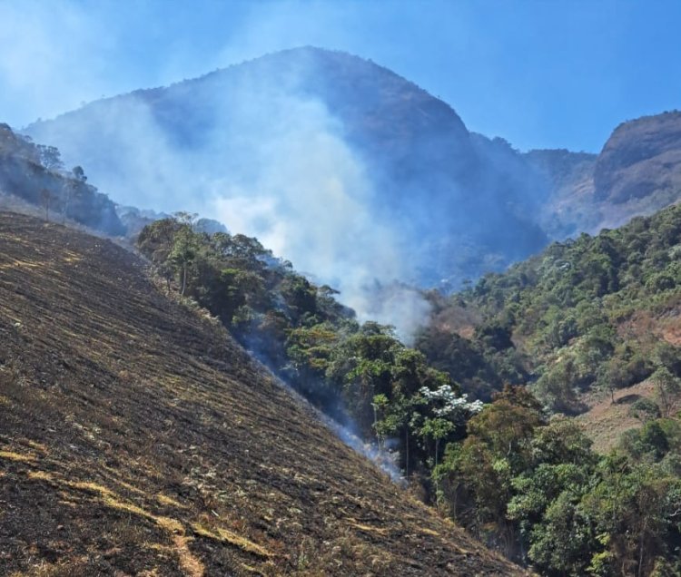 Combate a novos focos de incêndio na Serra do Brigadeiro entra no terceiro dia