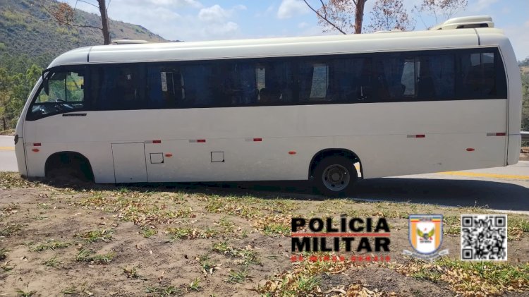 Microônibus da Prefeitura de Visconde do Rio Branco perde roda na MG-353 