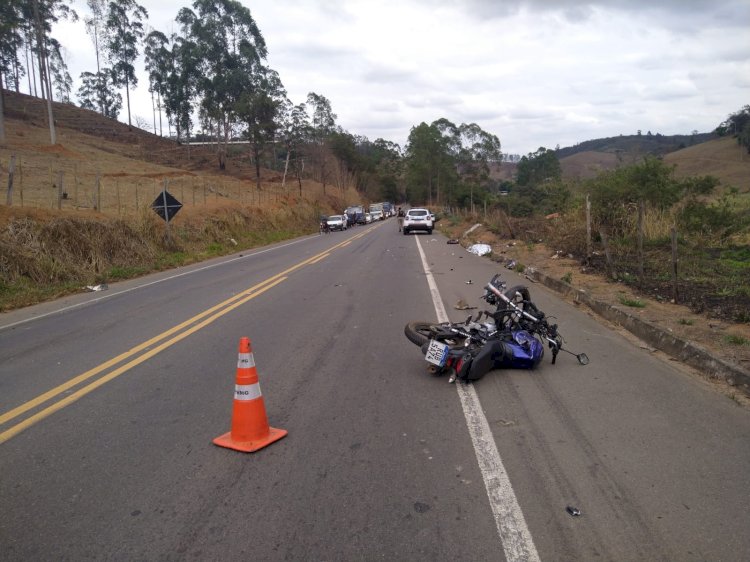 Mulher morre em colisão de moto com caminhão na BR 120