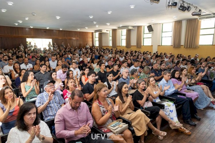 Estudantes são homenageados pelos centros de ciências da UFV por desempenho acadêmico