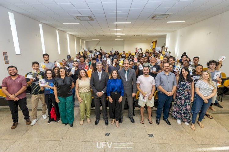 UFV distribui celulares apreendidos pela Receita Federal a estudantes em situação de vulnerabilidade