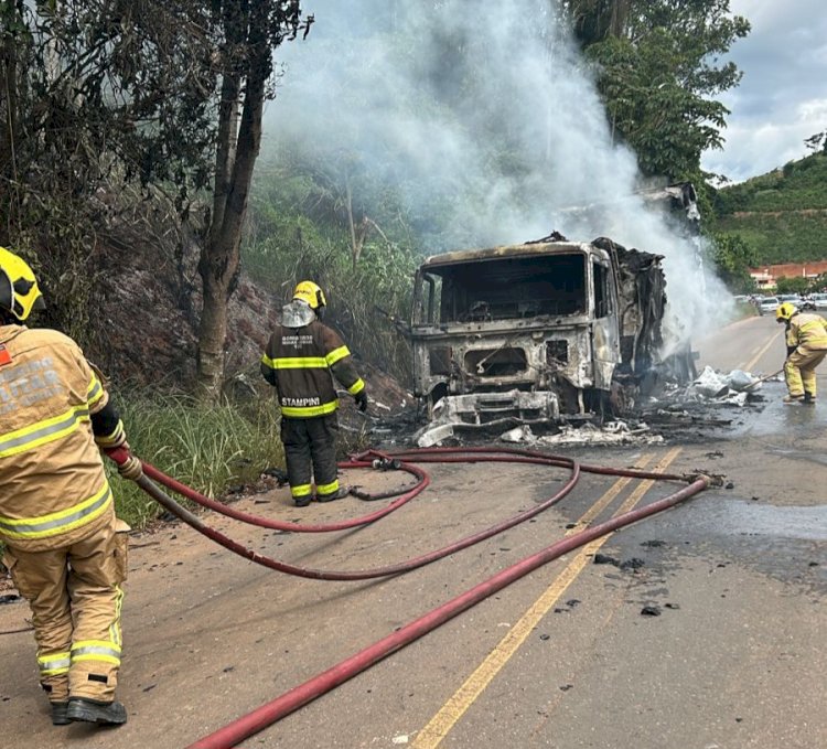 Caminhão carregado de leite pega fogo na MGC-482 em São Miguel do Anta