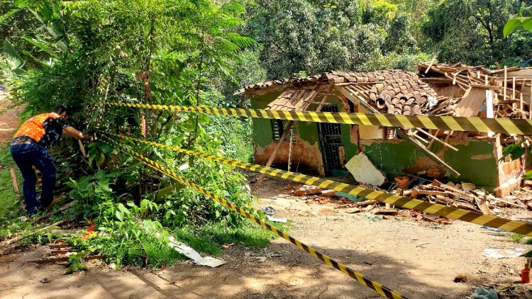 Defesa Civil é acionada após desabamento de casa em Posses 