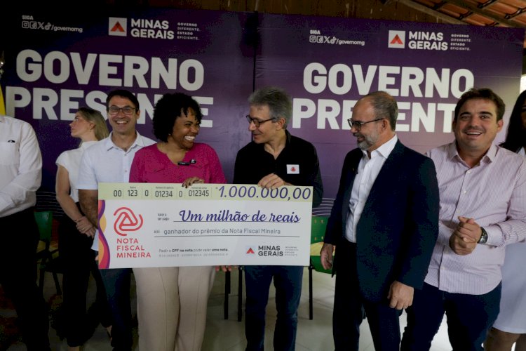 Moradora de Ponte Nova que ganhou R$ 1 milhão na Nota Fiscal Mineira recebe cheque do Governo de Minas