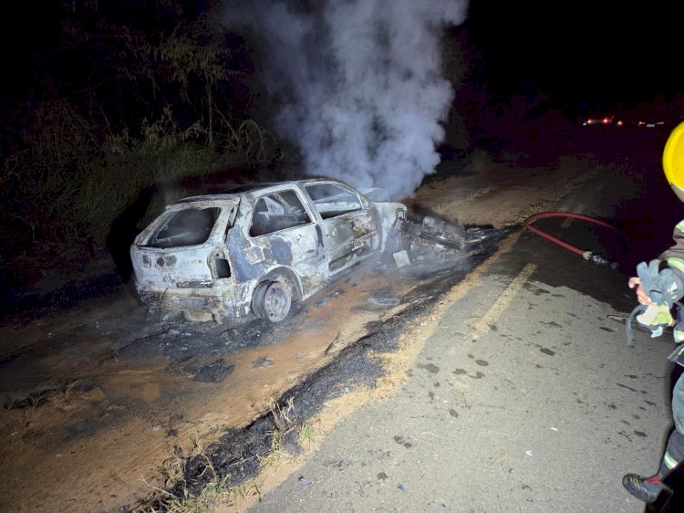 Motocicleta colide com carro e veículos pegam fogo na MGC-482, em Viçosa