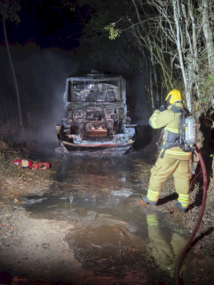 Incêndio atinge caminhão-tanque em estrada rural de Pedra do Anta