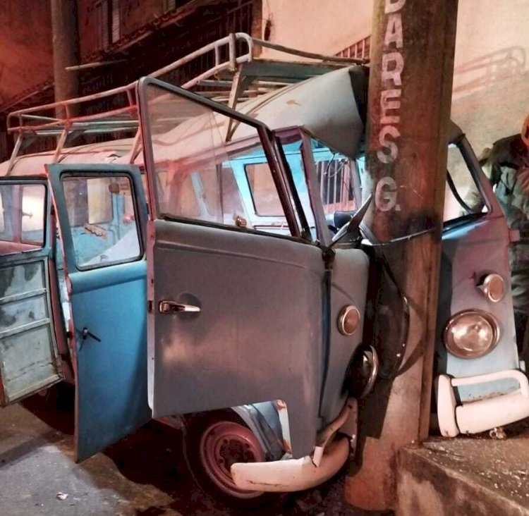 Kombi colide com poste e motorista fica preso nas ferragens em Viçosa
