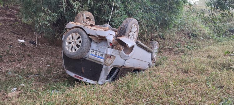 Motorista perde controle em curva e capota carro no Fundão, em Viçosa