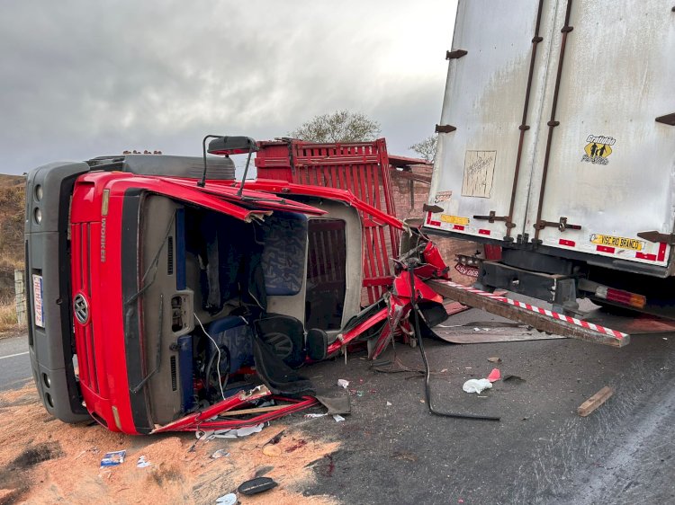 Caminhão tomba e colide com outro veículo em serra de São Geraldo