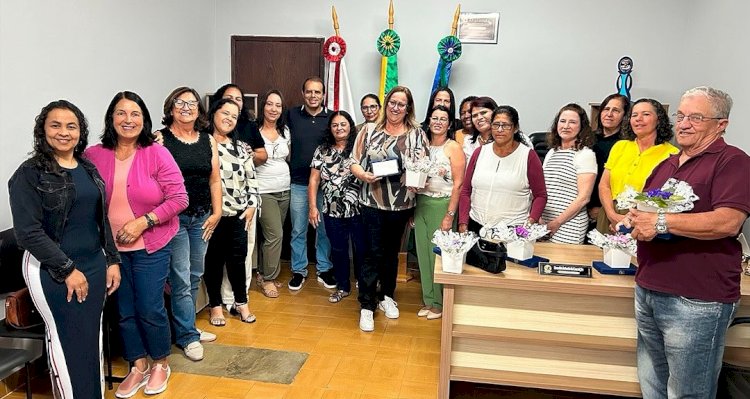 Paula Cândido homenageia servidores da Educação aposentados