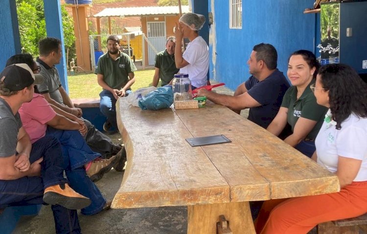 Agricultores de Canaã recebem formação sobre produção de ovos em Cajuri