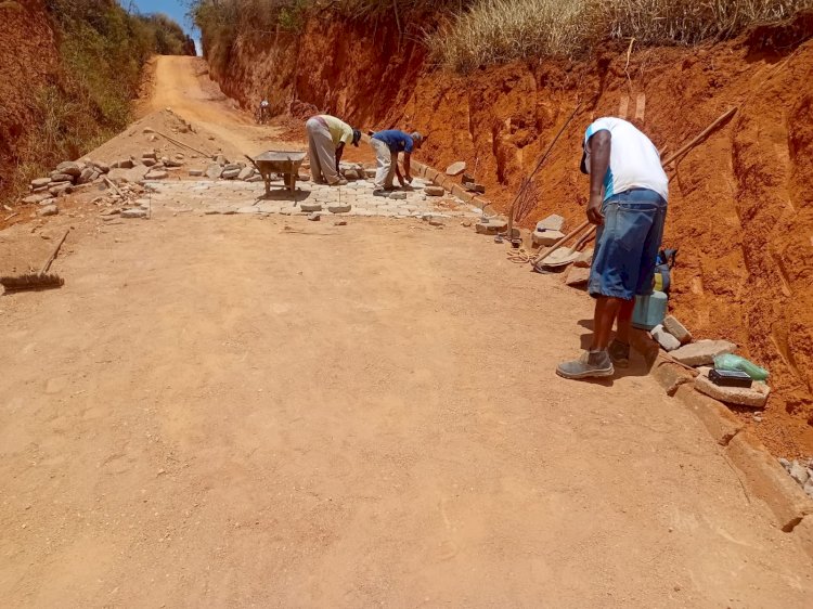 Prefeitura continua obras de pavimentação em Nova Viçosa