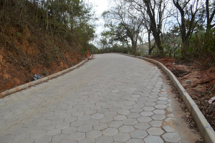 Viçosa inaugura calçamento da estrada de Sapé