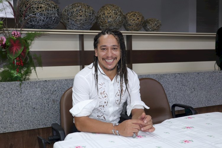 Artista Visual viçosense lança autobiografia