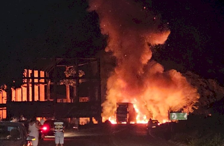 Caminhão pega Fogo na MGC-120 entre Ponte Nova e Viçosa