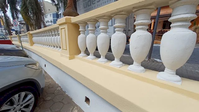 Prefeitura de Viçosa aciona a PM para identificar responsáveis por pichação na balaustrada