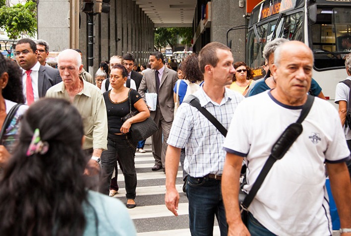 IBGE indica que a expectativa de vida do brasileiro aumentou para 76,6 anos