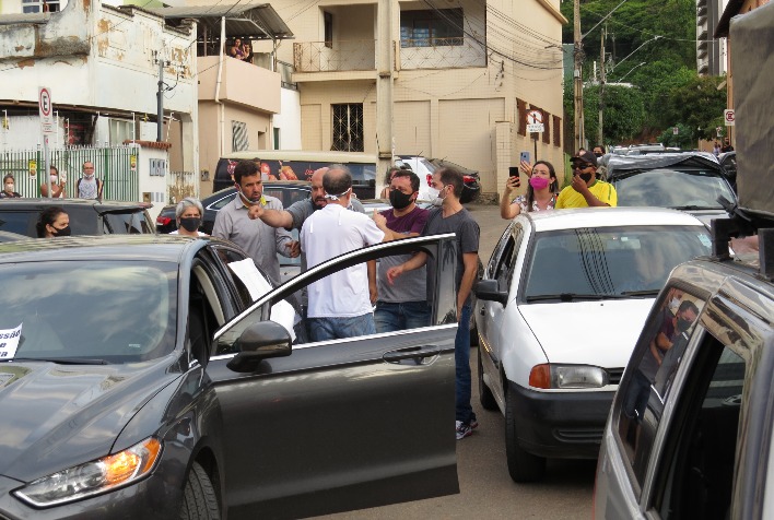 Manifestação pelo não fechamento do comércio