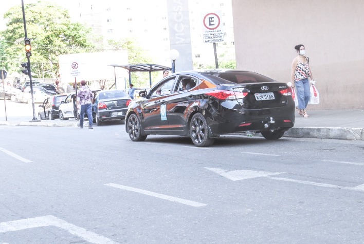 Motoristas de aplicativo questionam  exigências do cadastro municipal obrigatório