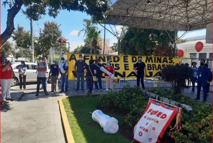 Em manifestação na Funed, servidores demandam produção de vacina contra a Covid-19