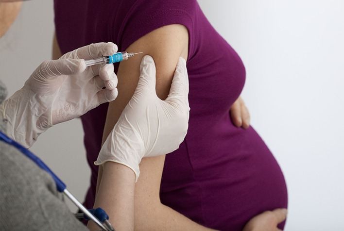 Secretário de Saúde responde sobre suspensão de vacinas para grávidas, em Minas