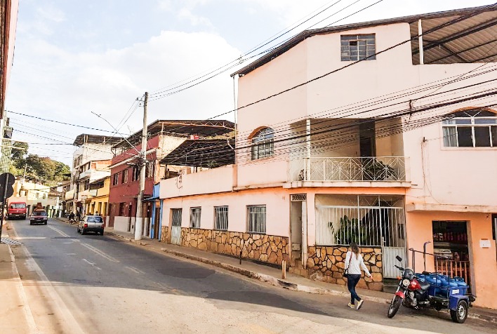 Defesa Civil condena casas com risco de desabamento na Rua dos Passos