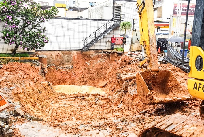 Afundamento de posto obstrui Córrego da Conceição