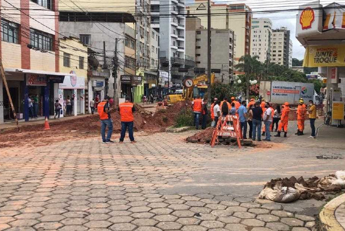 Prefeitura define ações para problema na galeria que transbordou, no Centro