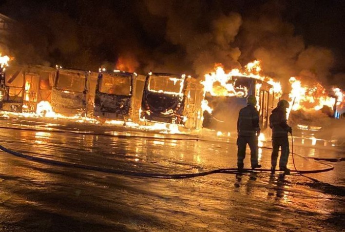 Incêndio destrói seis ônibus de empresa de transporte coletivo em Ubá