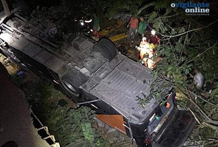 Ônibus com time de futebol juvenil cai de ponte e deixa mortos e feridos em Além Paraíba