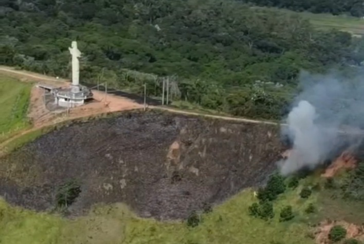 Equipe do Parque do Cristo controla incêndio em vegetação