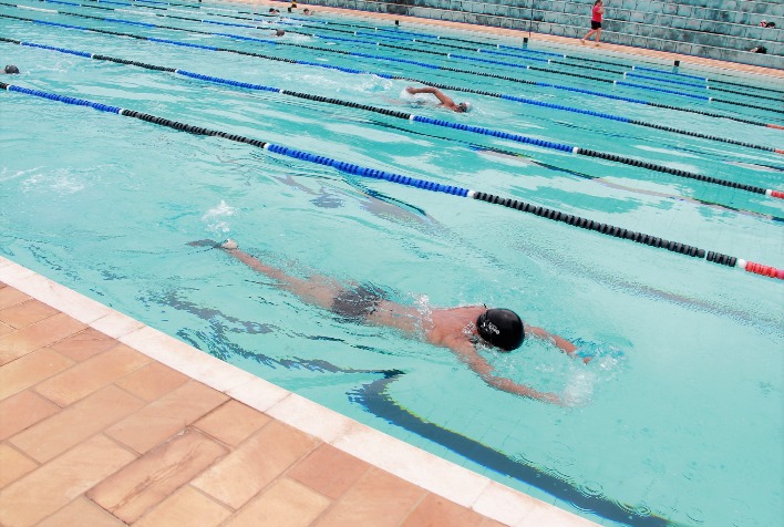PMV e UFV oferecem aulas gratuitas de natação e hidroginástica