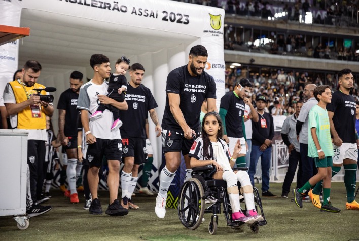 Viçosense que entrou em campo com Hulk possui doença rara e precisa de doações