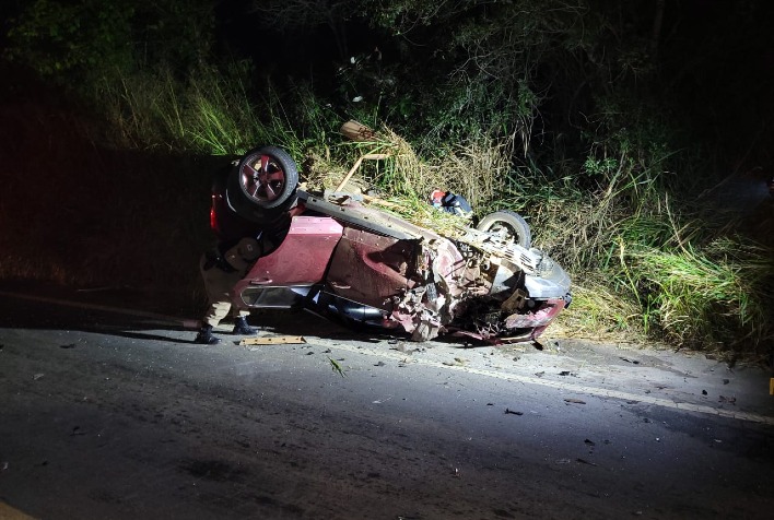 Motorista invade contramão e provoca capotamento