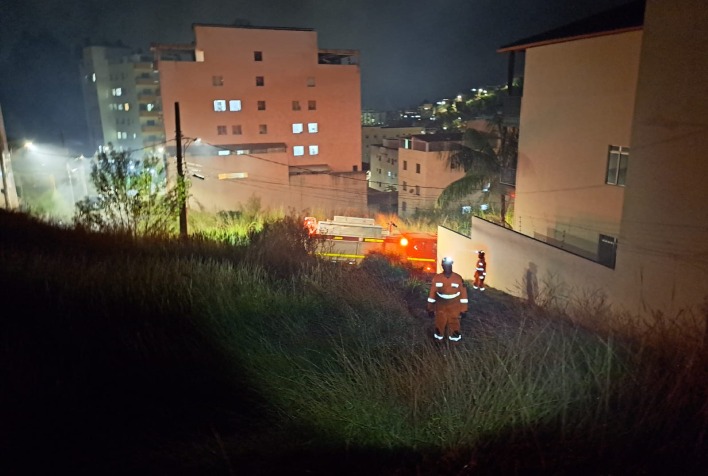 Bombeiros combatem incêndio em vegetação no Bairro Liberdade